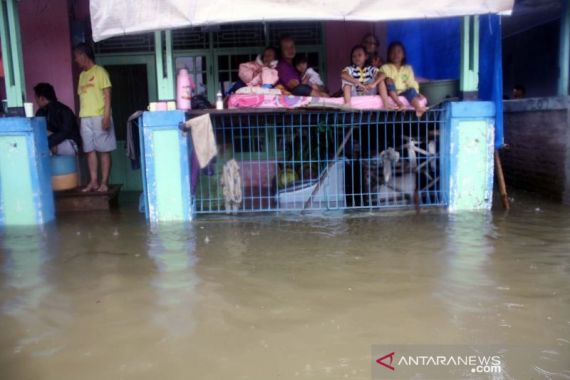 Karawang Diterjang Banjir, Ribuan Rumah Terendam, Mohon Doanya - JPNN.COM