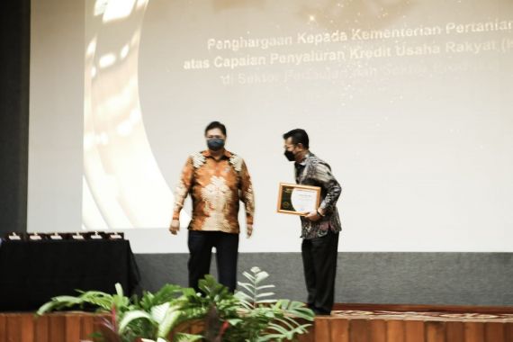 Kementan Raih Penghargaan atas Pencapaian Penyaluran KUR Pertanian - JPNN.COM