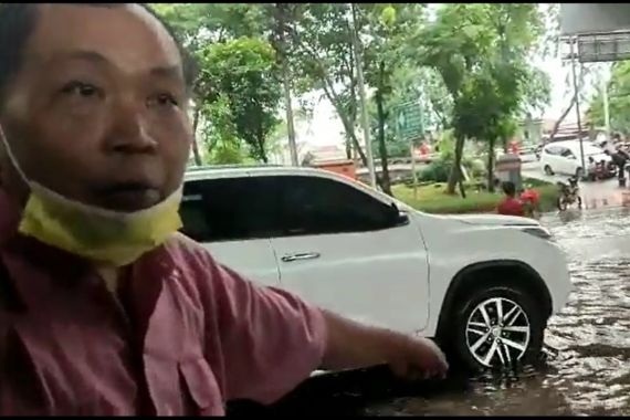 Politikus Gerindra Ini Mencari Sumur Resapan Anies di Tengah Banjir, Lihat! - JPNN.COM
