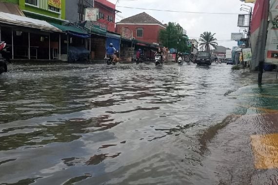 Kiriman Air dari Bogor, 28 RT di Jakarta Terkepung Banjir - JPNN.COM
