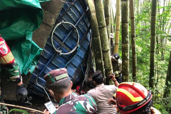 Truk Tronton Masuk Jurang Songgoriti Batu, Sopir Tewas Mengenaskan di Lokasi Kejadian - JPNN.COM