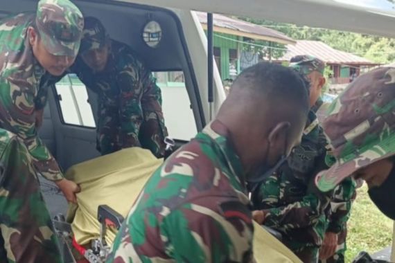 Prajurit TNI Sedang Membuat Jembatan Saat Diserang Kelompok Separatis - JPNN.COM