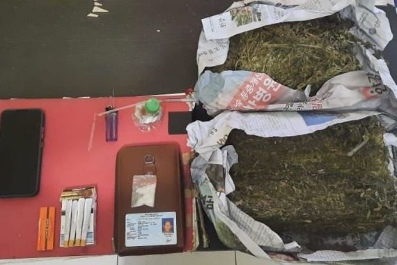 Polisi Sita 2 Kg Ganja dan 2,80 Gram Sabu-Sabu dari Pria Berusia 60 Tahun  - JPNN.COM