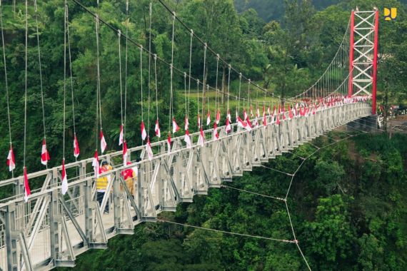 Jembatan Gantung Girpasang Dioperasikan, Warga tak Perlu Lagi Naik Turun Jurang  - JPNN.COM