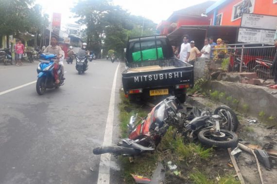 Tabrakan Beruntun di Jalan Raya Sakra, Satu Tewas dan Dua Terluka - JPNN.COM