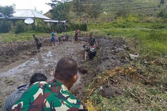 Satgas Kodim Yalimo Yonif Sulap Lahan Kosong Jadi Kolam Ikan - JPNN.COM