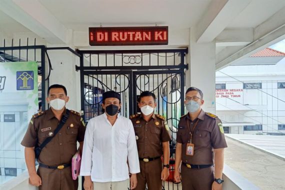 Kejaksaan Mengeksekusi Terpidana Kasus Korupsi PDAM ke Lapas Tulungagung - JPNN.COM