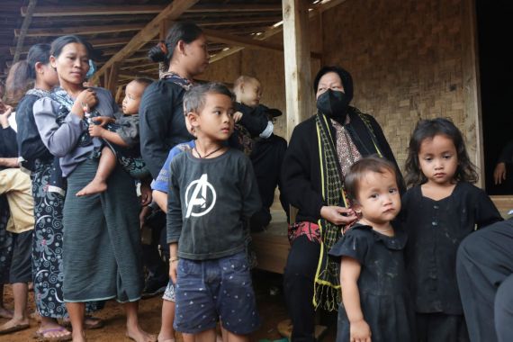 Mensos Serahkan Uang untuk Membangun Jalan di Kampung Baduy, Sebegini Jumlahnya - JPNN.COM