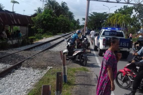 Hendak Pulang ke Rumah, Pengendara Sepeda Motor di Padang Tewas Tertabrak Kereta Api - JPNN.COM