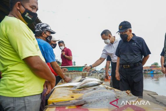 Datang Mengenakan Topi, Wapres Memborong Ikan di Pulau Cangkir - JPNN.COM