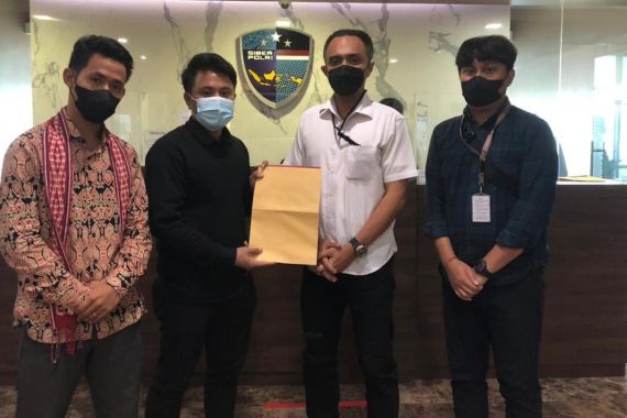 Lihat, 3 Pemuda Asal Kalimantan Resmi Laporkan Edy Mulyadi ke Bareskrim Polri - JPNN.COM