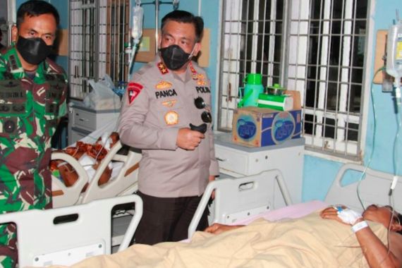 Lihat, Irjen Panca Jenguk Korban Ledakan Bom Ikan di RSU Sibolga - JPNN.COM
