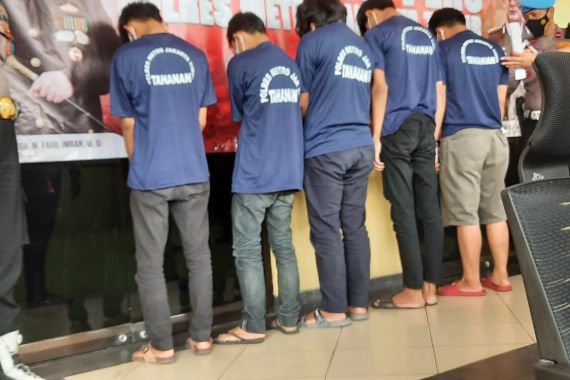 5 Pengeroyok Kakek Wiyanto Jadi Tersangka, Polisi Buru Pelaku Lainnya, Siap-siap Saja - JPNN.COM