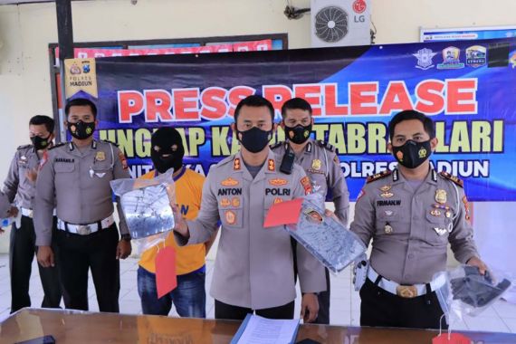 Pelaku Tabrak Lari yang Menewaskan 2 Orang di Tol Madiun-Surabaya Ditangkap - JPNN.COM