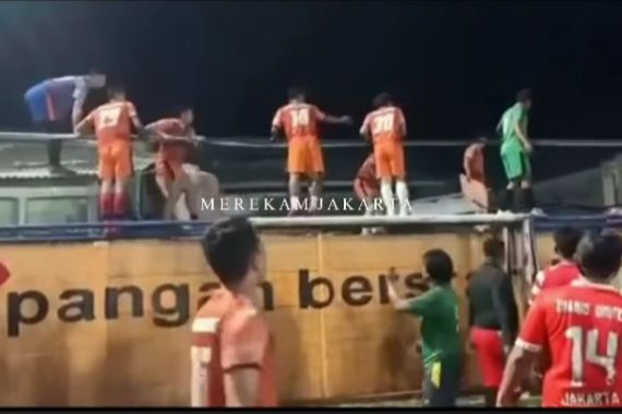 Ricuh Warga vs Pemain Bola Viral di Medsos Dipicu Pelemparan Batu, Pelakunya Tak Disangka - JPNN.COM