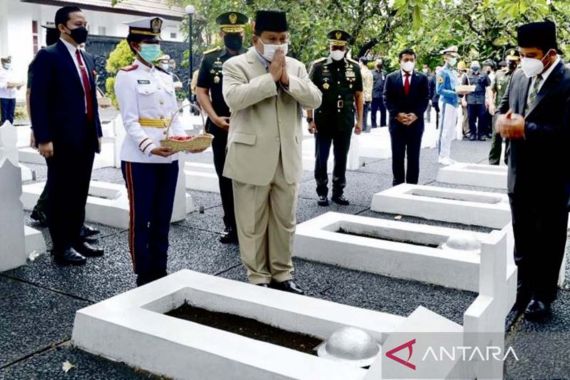 Kenang Pertempuran Lengkong, Prabowo Subianto Ziarah ke Makam Mayor Daan Mogot - JPNN.COM