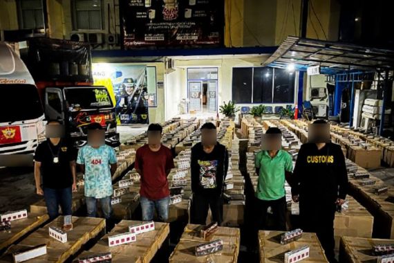 Bea Cukai Menggagalkan Pengiriman Jutaan Rokok Ilegal ke Sumatera - JPNN.COM