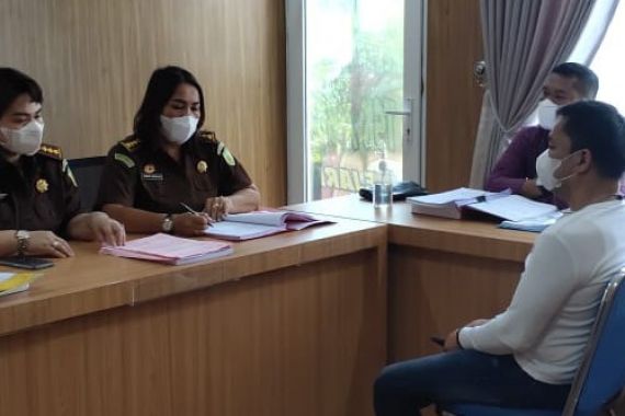 Pengemudi Mobil yang Hajar Remaja di Medan Diserahkan ke Jaksa, Lihat Tatapan Matanya - JPNN.COM