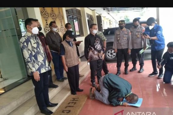 Disdik Garut Bebaskan Tuntukam Hukum, Munir Langsung Bersujud - JPNN.COM