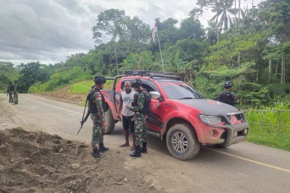 Satgas Pamtas RI-PNG Mencegah Kegiatan Ilegal, Lihat Mobil Merah - JPNN.COM