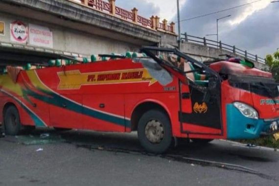 Bus Tabrak Jembatan Layang, 17 Orang Terluka, Polisi Buru Sopir   - JPNN.COM