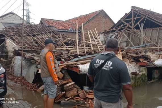 Rumah Warga Roboh Diterjang Hujan Lebat dan Angin Kencang - JPNN.COM