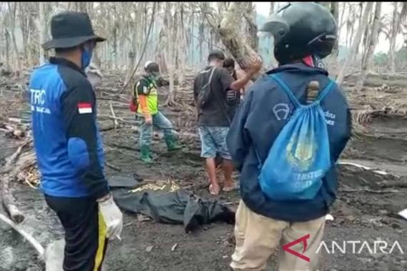 Tubuh Korban Erupsi Gunung Semeru Ditemukan Tertimbun Pasir - JPNN.COM