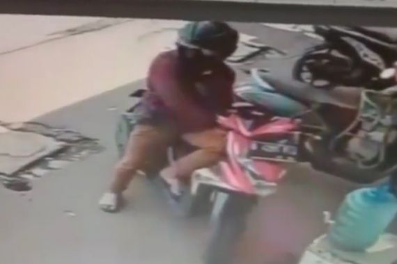 Video Viral Pria Diduga Mencuri Motor di Bekasi, Ada yang Aneh - JPNN.COM