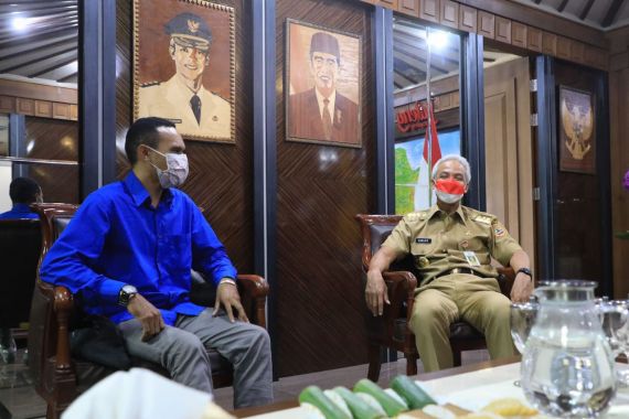 Pemuda NTT Ini Nekat Temui Pak Ganjar di Jateng, Lalu Minta Diajari - JPNN.COM