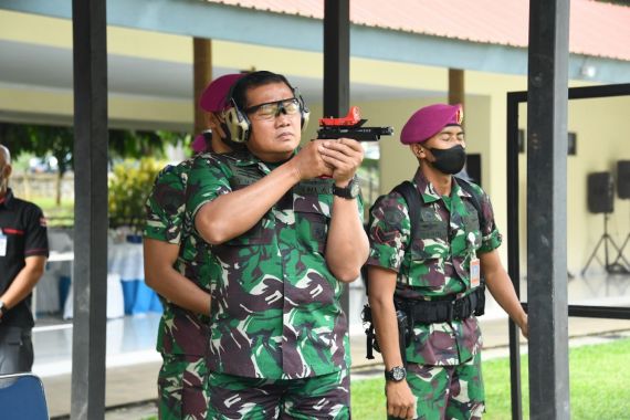 Lihat, Sang Jenderal Ikut Angkat Senjata Api, Lalu Membidik - JPNN.COM