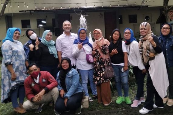 Idris Sandiya Peduli Gandeng Komunitas Ibu-Ibu di Depok Demi Menjangkau Penerima Sembako - JPNN.COM