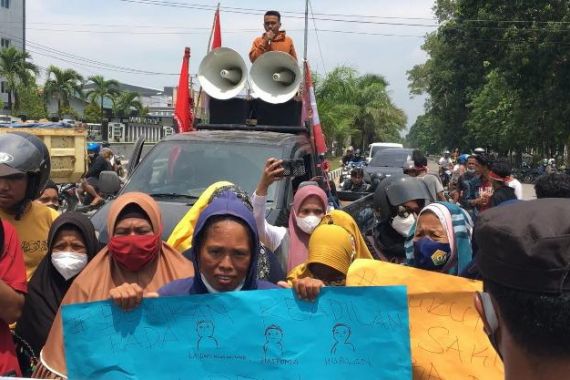 3 Warga Ditangkap Polisi, Puluhan Mak-Mak dan Mahasiswa Demo ke Polda Sultra - JPNN.COM