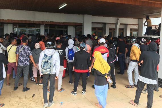 Ratusan Buruh TKBM Korban Pemutusan Hubungan Kerja Sepihak Mendemo DPRD Sultra - JPNN.COM