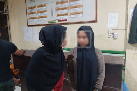 Kronologi 3 Pria dan 2 Wanita yang Digerebek Warga di Sebuah Rumah, Ternyata - JPNN.COM