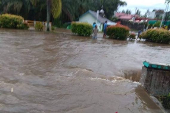 Banjir di Bukittinggi, Warga Terpaksa Dievakuasi - JPNN.COM