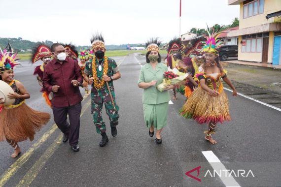 Mayjen TNI Gabriel Lema Disambut Tarian Adat Papua Saat Tiba di Manokwari  - JPNN.COM