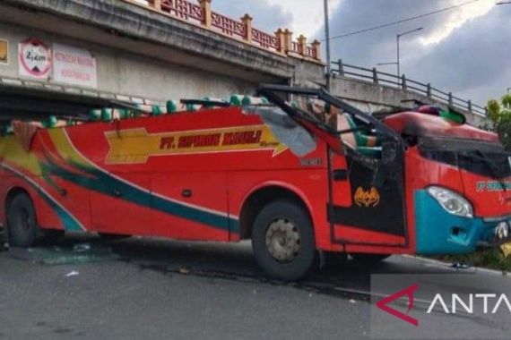 Bus Penumpang Sipirok Nauli Tabrak Fly Over di Padang Panjang, Kondisinya Mengerikan - JPNN.COM