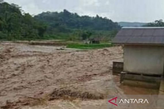 12 Rumah di Cianjur Terendam Banjir, 1 Madrasah Roboh, Puluhan Warga Mengungsi  - JPNN.COM