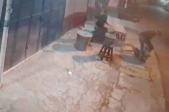Video Viral Pria Membawa Celurit Membacok Orang di Pinggir Jalan, Mengerikan - JPNN.COM