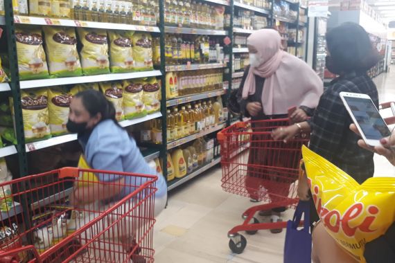 Minyak Goreng Terlihat di Lotte Mart, Mak-Mak Langsung Bergerak, Gesit Banget - JPNN.COM