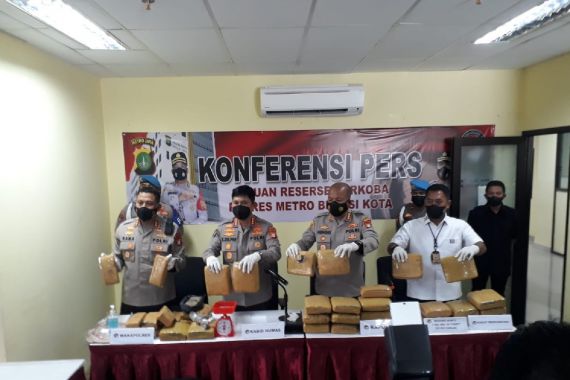 Polisi Temukan Puluhan Kilogram Ganja di Rumah NA, BN & AL Juga Ikut Digulung - JPNN.COM