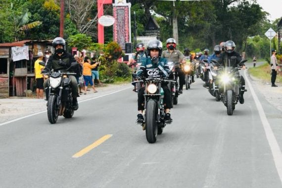 Jokowi Geber Motor Costum di Danau Toba, Luhut dan Sandiaga? - JPNN.COM