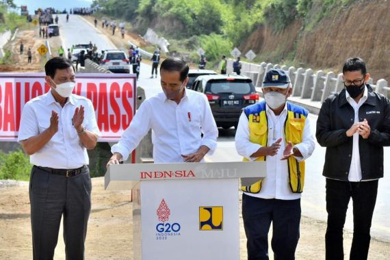 Didampingi Luhut hingga Basuki, Jokowi Resmikan Jalan Bypass Balige - JPNN.COM