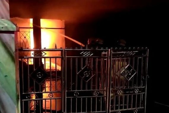 Duh, Gudang Minyak Goreng di Jakarta Timur Ludes Terbakar, Kerugiannya Fantastis - JPNN.COM