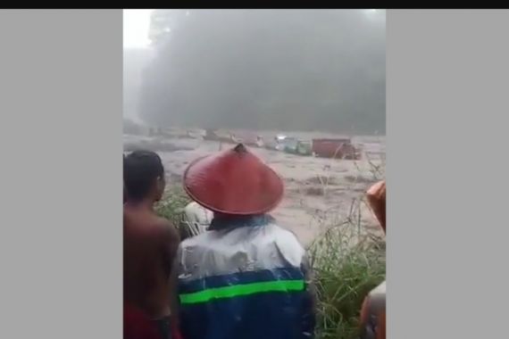 24 Truk tak Bisa Bergerak Dikepung Banjir Lahar Merapi, Lihat Tuh! - JPNN.COM