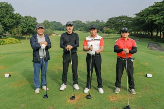 Lihat, Shin Tae Yong Main Golf dengan Menpora Amali - JPNN.COM