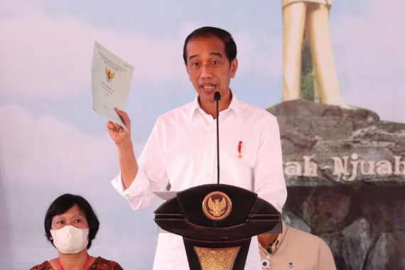 Serahkan Sertifikat Tanah di Dairi, Presiden Beri Pesan Begini - JPNN.COM