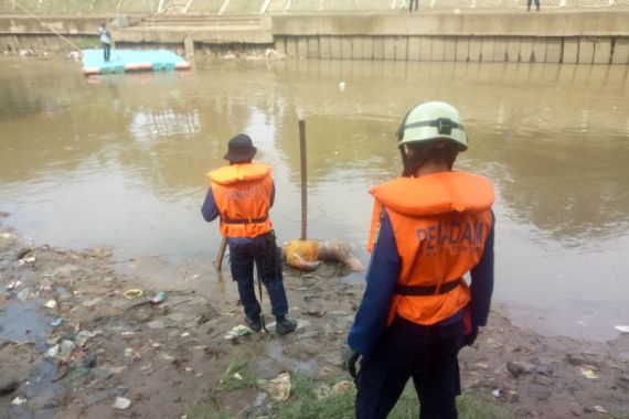 Hilang Sejak Rabu, Pria Berkaus Oranye Ditemukan Mengambang di Ciliwung - JPNN.COM