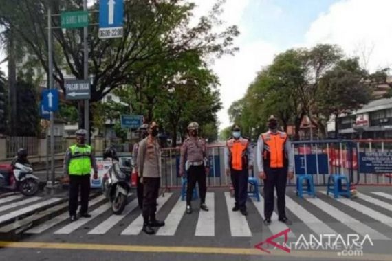 Polisi Sekat Sejumlah Ruas Jalan di Karawang, Ada Apa? - JPNN.COM