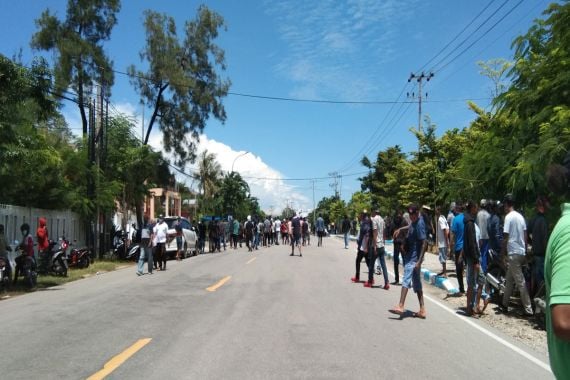 Tolak Aktivitas Partai Demokrat di NTT, Warga Tutup Jalan Trans Timor-Raya - JPNN.COM